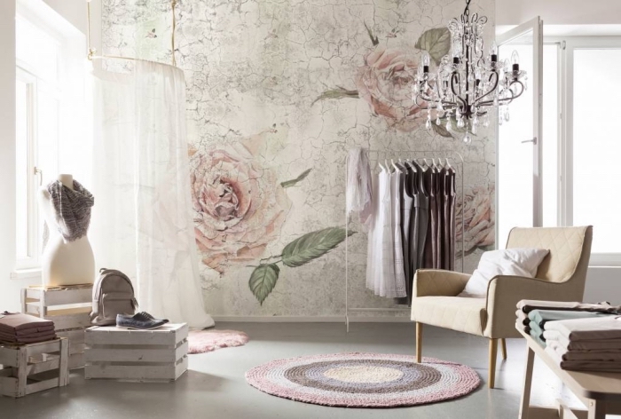 design intérieur de style vintage avec décoration murale en papier peint vintage aux motifs roses et feuilles vertes 