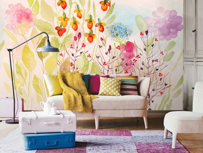 aménagement de salon moderne aux couleurs vibrantes avec modèle de papier peint fleuri coloré et coussins décoratifs