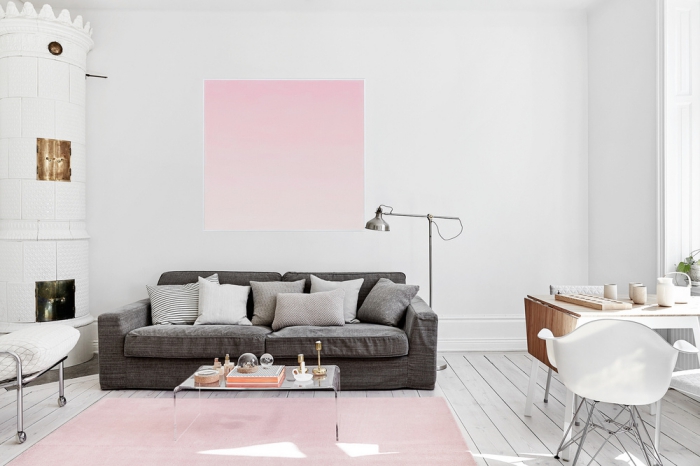 quelle couleur associer au gris, déco de salon blanc avec cheminée, canapé gris combiné avec tapis rose pastel