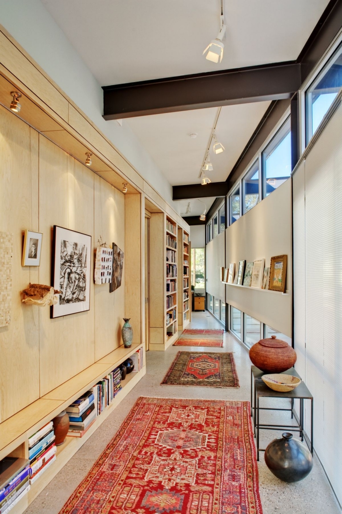 aménagement couloir ou entrée en bois et noir matte avec plafond blanc et meubles de bois clair, objets décoratifs de style ethnique