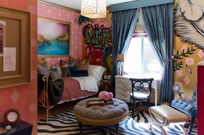table ronde pouf, tapis imitation zèbre, rideaux bleus, murs roses, lit à deco boheme
