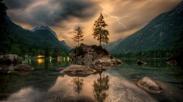 image fond d écran, photo de paysage montagneux avec lac et rochers, photo de ciel gris et jaune avec orage