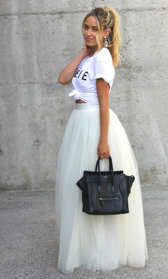 T-shirt blanc enroulé a la taille, jupe longue en tulle blanc, sac noir, allure cool et bien habillée, tenue de fête femme, tenue casual 