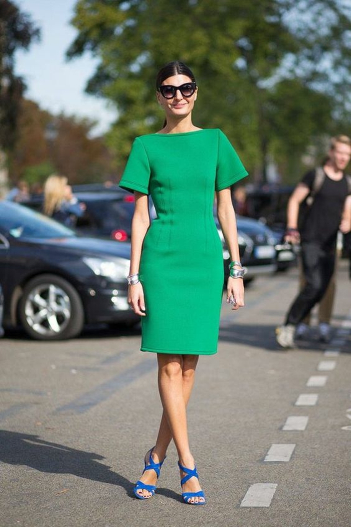 robe verte longueur mini, manches courtes, sandales bleu roi, col ovale, look élégant, tenue de fête femme, robe habillée, comment bien s habiller 