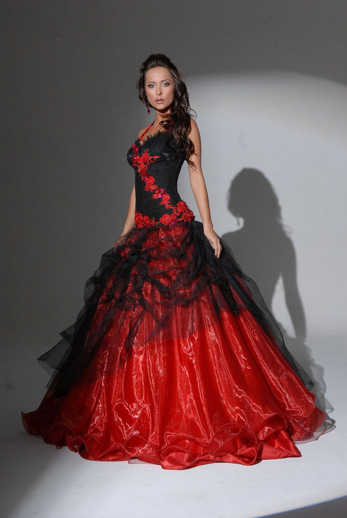 robe de cocktail pour mariage chic rouge et noir, modele tenue mariée originale