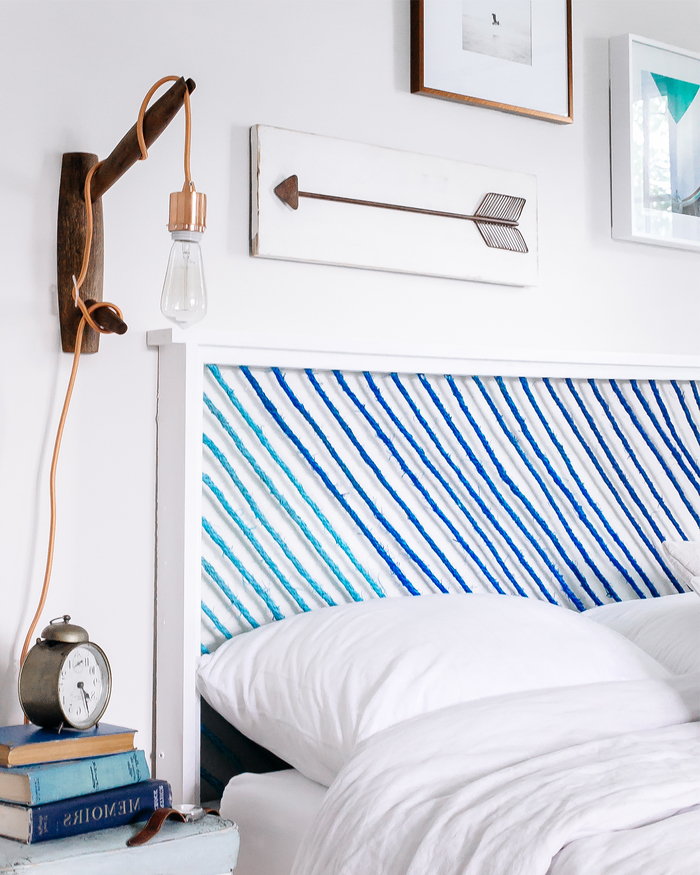 deco pour chambre style marin avec une tête de lit originale réalisé en bois et corde teintée en nuances de bleu