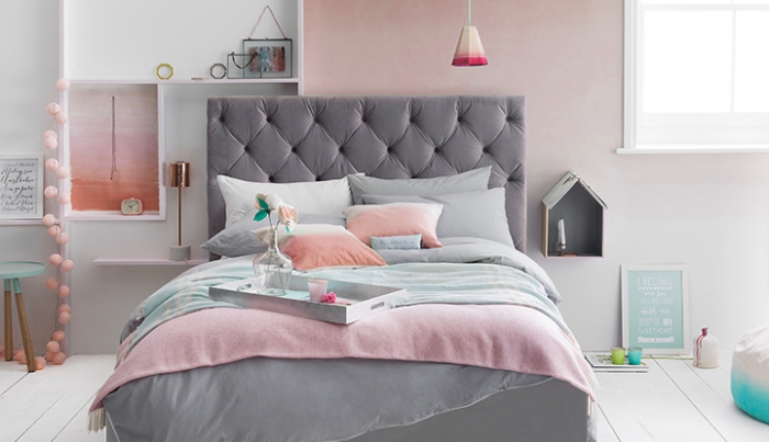 idée quelle couleur associer au gris, déco de chambre aux murs rose pâle avec étagères de bois et grand lit à tête grise boutonnée