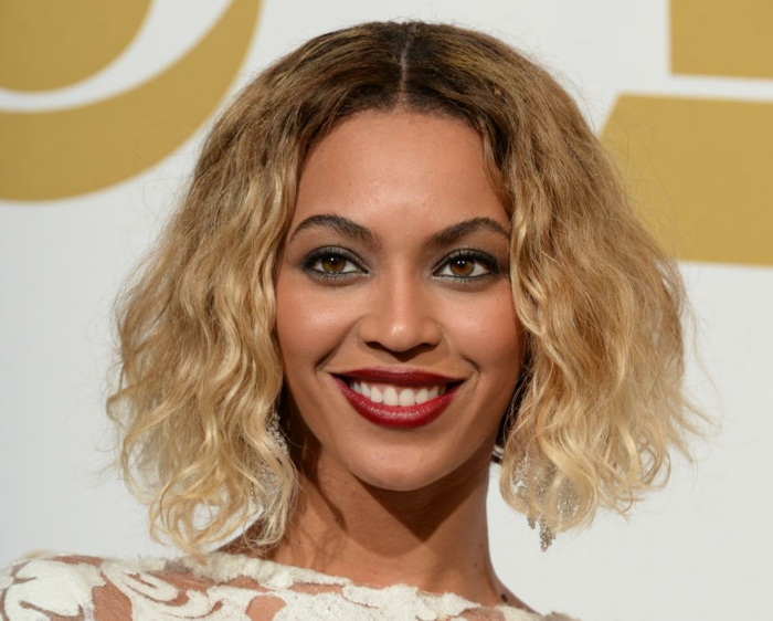 tie and dye chatain, Beyoncé, cheveux obré bouclés, fard à paupières bleu