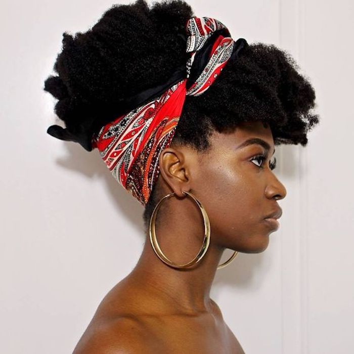 Coupe de cheveux afro coiffure africaine idée coiffure afro chignon haut coiffure avec foulard belle