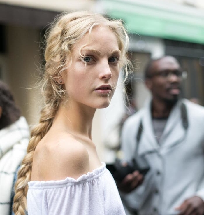modele de tresse longue avec des mèches blond rebelles, chemise femme blanche, cheveux bouclés femme