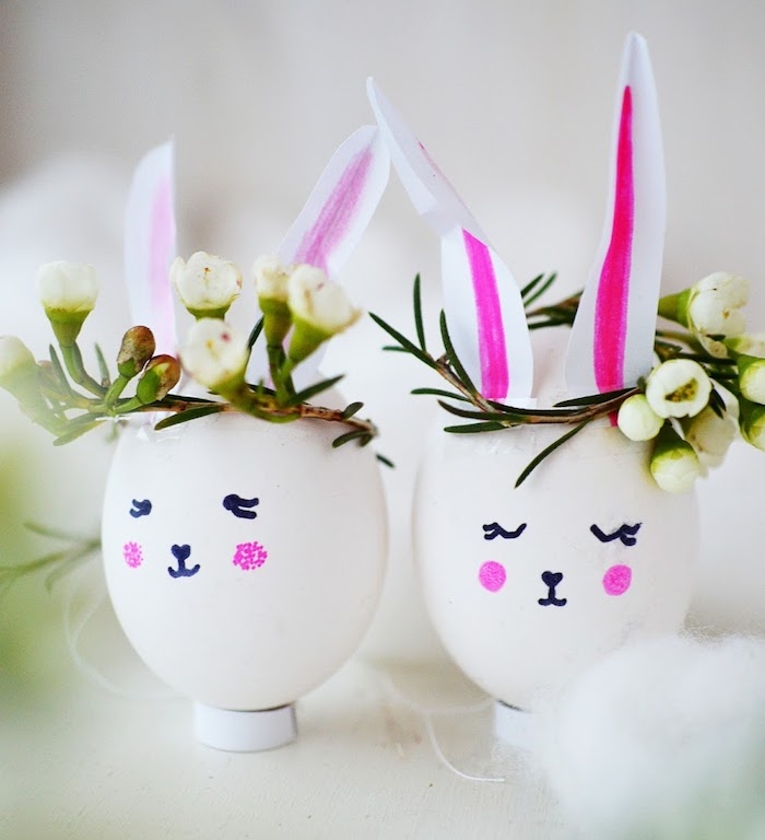 petit vase dans une coquille d oeuf avec couronne de fleurs et des oreilles en papier, dessin figure lapin de paques