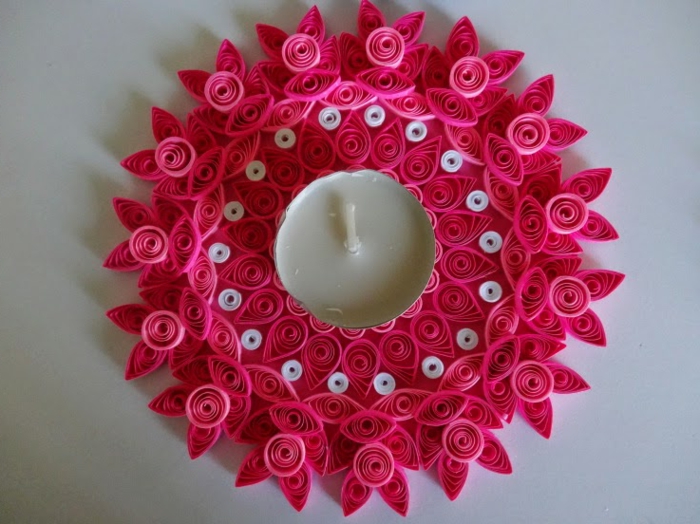 porte-bougie rose et une bougie blanche, décoration créée avec des formes quilling basiques