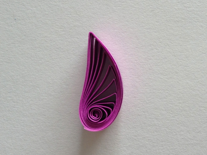 une aile pourpre avec du papier, plier des formes avec des rouleaux de papier