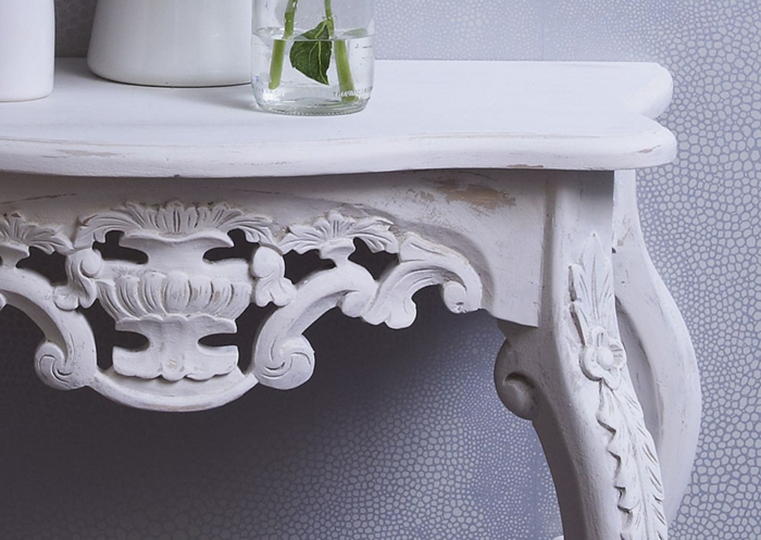 comment peindre un meuble en bois, table antique blanc laquée, peinture à effet poudré