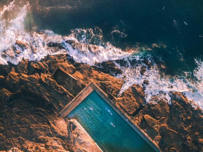 photo pour un fond d écran gratuit au paysage marin, image de vagues qui brisent au rocher et une grande piscine ouverte
