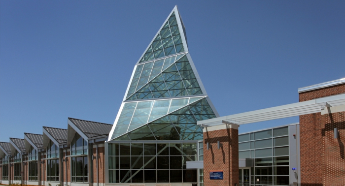 immeuble futuriste en verre sur mesure avec des fenêtres en formes triangulaires, immeuble aux USA, édifice administratif