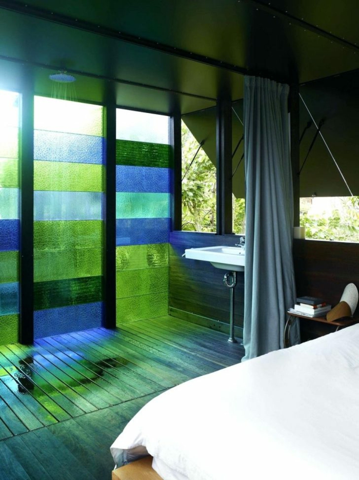 chambre parentale avec verrière multicolore, espace douche dans la chambre, rideaux qui servent de séparateur d'espace 