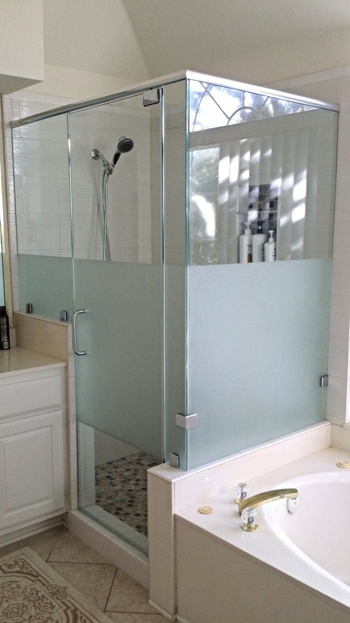 douche italienne avec verrière moitié transparente et moitié blanc opaque, carrelage douche en marron et blanc et carrelage salle de bains en dalles ivoire