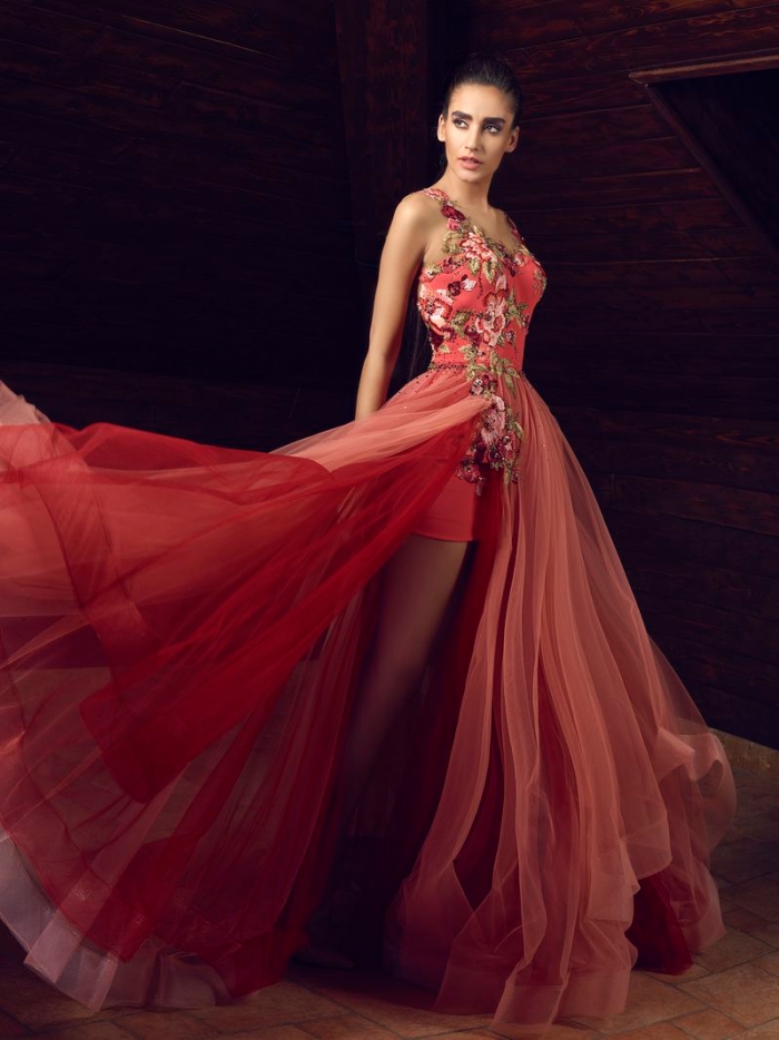 modèle de robe de soirée chic à design fantaisie avec haut de nuance corail à broderie florale et jupe à volants en tulle