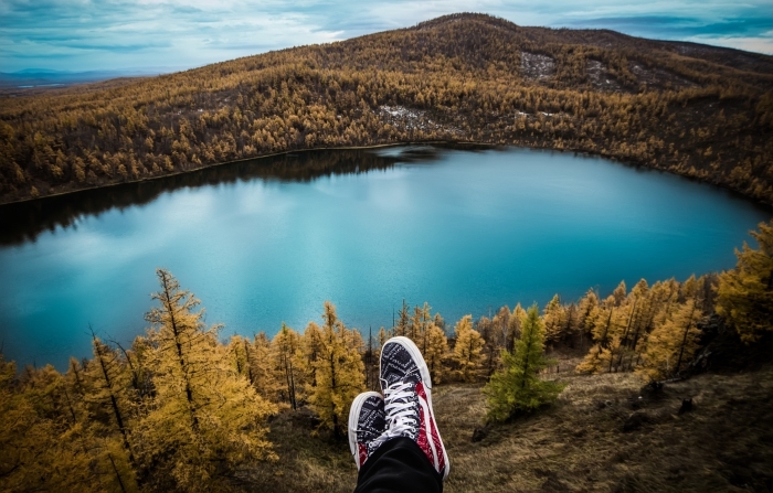comment prendre une photo de nature magnifique, observer un paysage naturel d'en haut, vue d'un lac et des montagnes