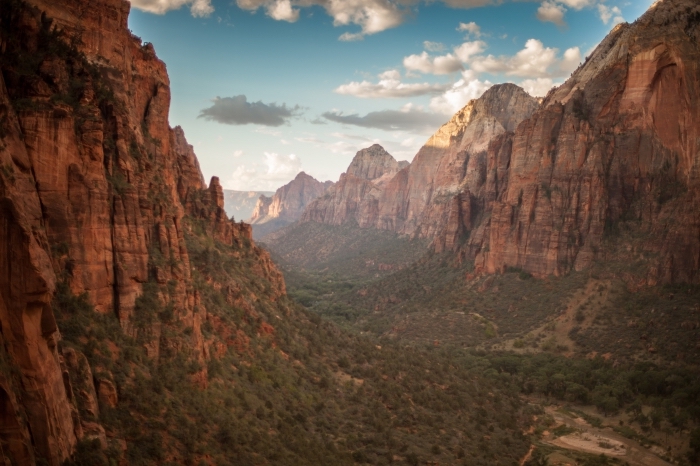 wallpaper fond d écran avec vue vers les canyons, rochers couverts de gazon et de végétation sous le ciel bleu