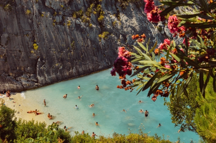 jolie image pour un fond ecran gratuit, baignes de soleil dans eau turquoise, photo de rochers et plage au sable doré