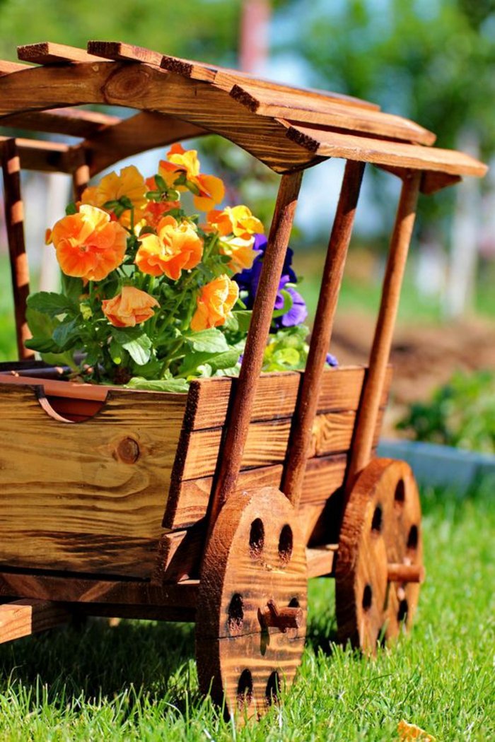 chariot en bois, décorer son jardin, déco jardin récup, amenagement jardin, idee amenagement jardin devant maison, pot de fleurs minuscule