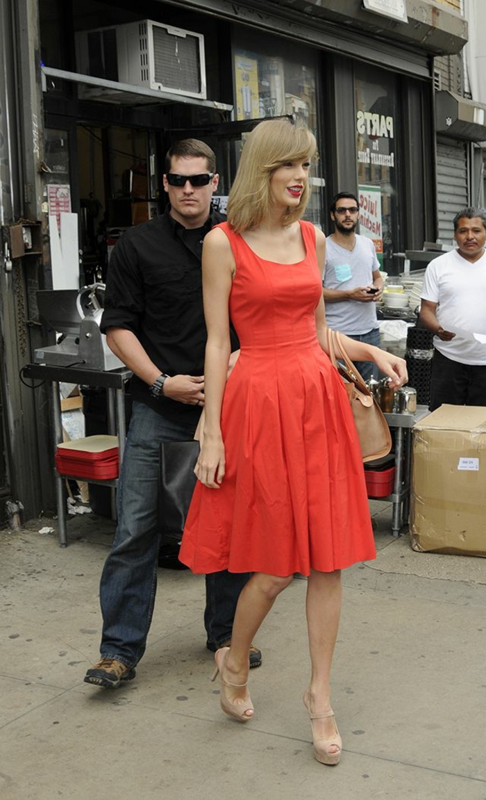 robe mi-longue rouge portée par Taylor Swift, jolies robes de soirée