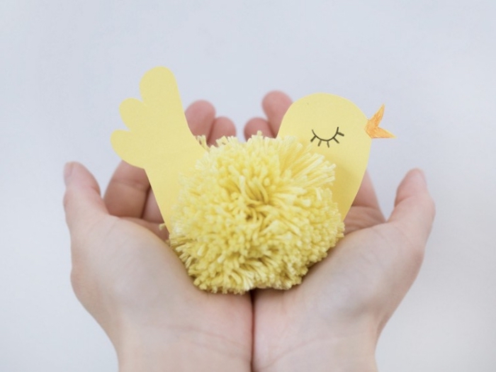 projet créatif pour les enfants, activité manuelle de paques, faire un poulet en papier jaune et pompon de laine