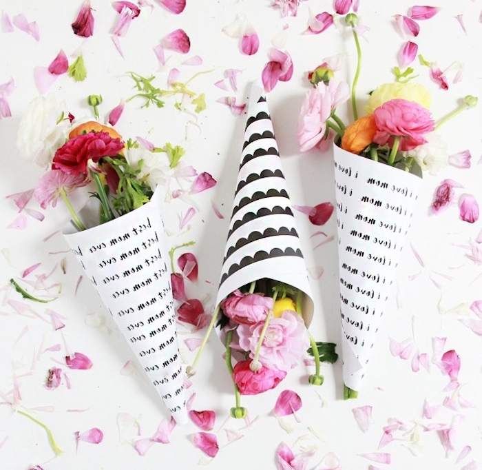 des cônes de papier noir et blanc avec de petits bouquets de fleurs dedans, cadeau fête des mères maternelle