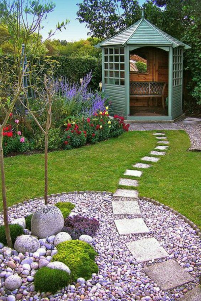 pavillon vert pistache, avec des pierres colorées en couleur lavande, décorer son jardin, arbrisseaux en fleurs, pierres et roses, pelouse verte 