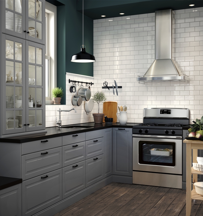 quelle couleur pour les murs d'une cuisine qui joue sur les contrastes, ambiance apaisante dans une cuisine grise, blanche et verte