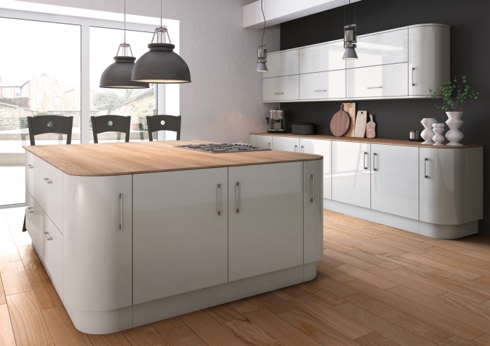 comment décorer une cuisine grise et bois avec meubles blancs à poignées métalliques et éclairage de style industriel en gris mate