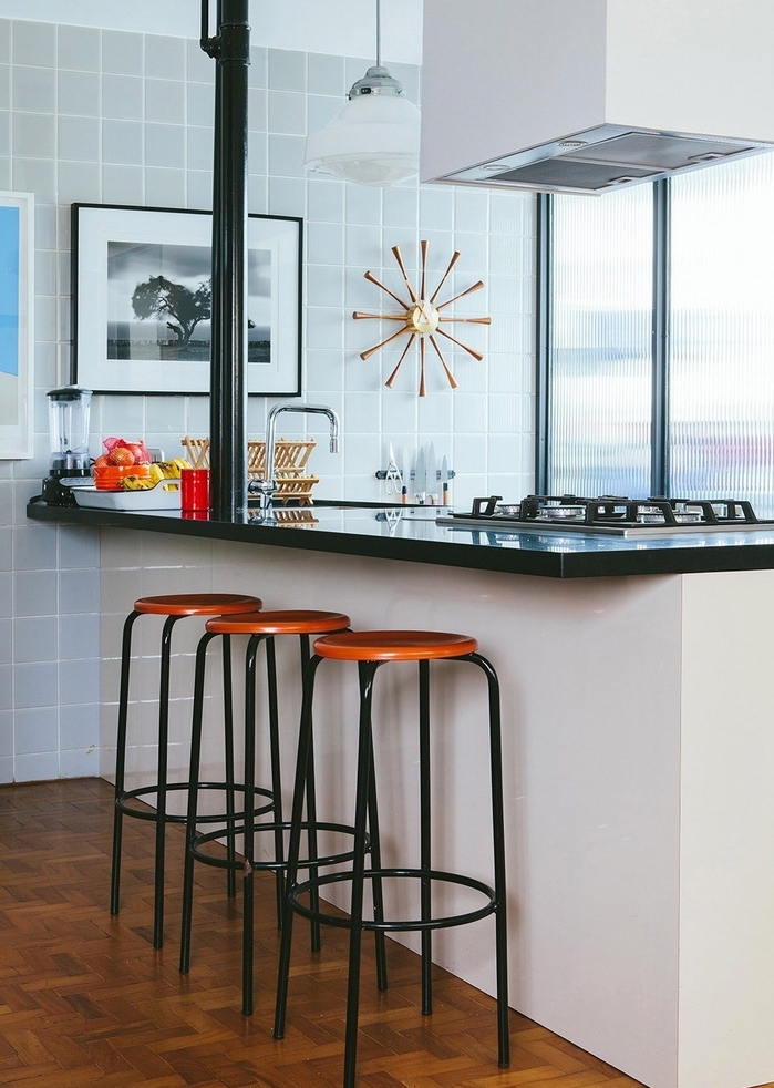 quelle couleur pour les murs d'une cuisine blanc et noir, îlot de cuisine à la fois vintage et moderne associé avec un carrelage gris clair et un parquet en bois