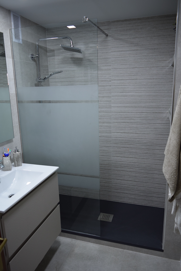 aménager un douche à l italienne avec porte vitrée dans petite salle de bain