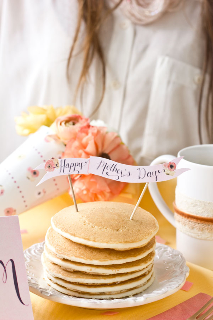servez-lui un petit-déjeuner festif avec une bannière diy spéciale fête des mères, bricolage fête des mères pour petit-déjeuner surprise