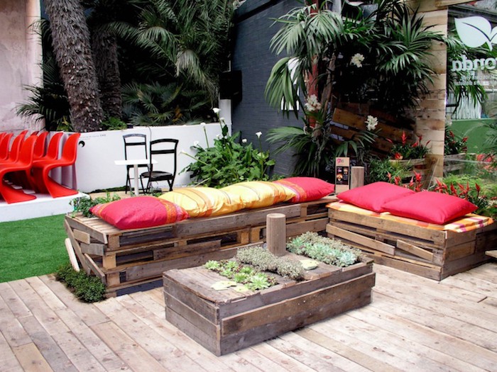 exemple de banquette en palette avec des planches de bois de palette et petite table basse végétalisée, jardin exotique et récup