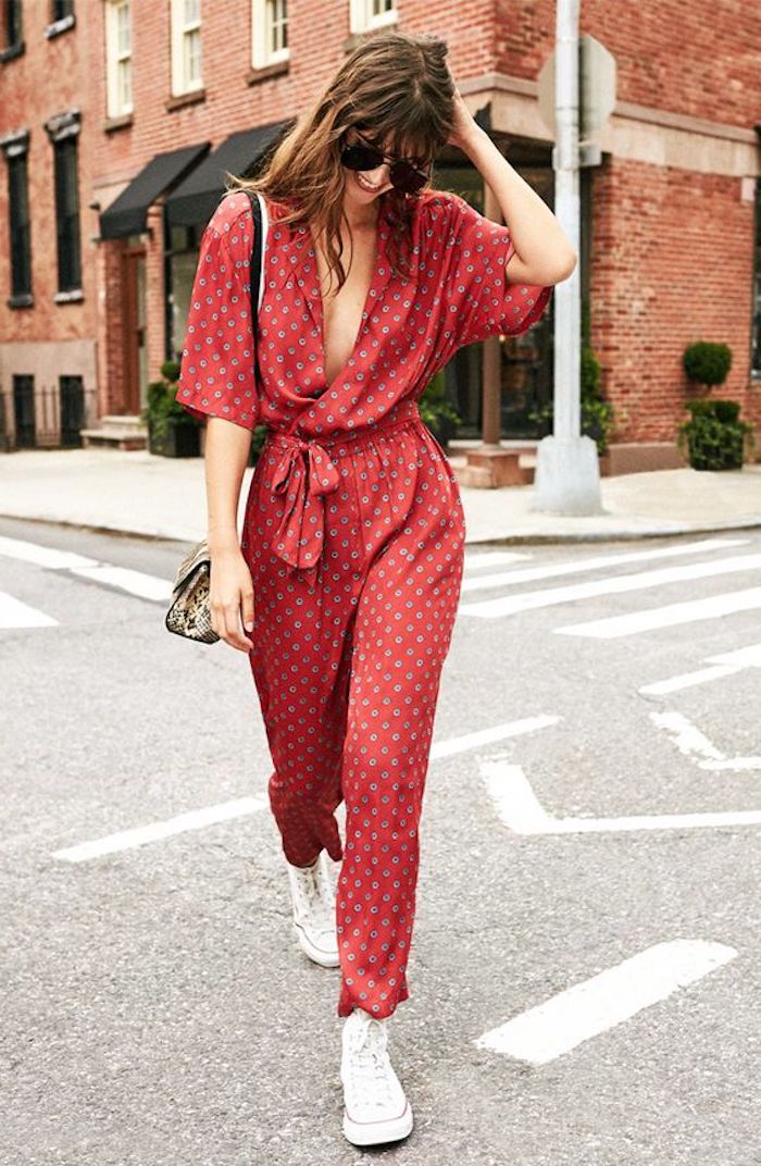 Tenue avec basket tenue feminine confortable idée comment s habiller stylée femme salopette rouge pantalon long