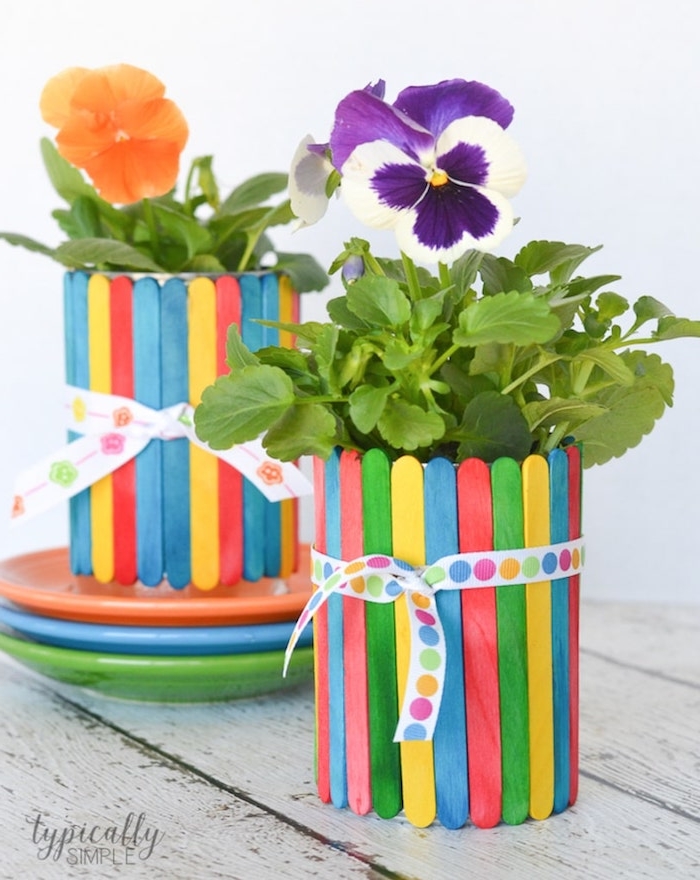 batonnets de glace colorés collés ensemble pour créer un cache pot original pour plantes, ruban coloré, bricolage fête des mères maternelle