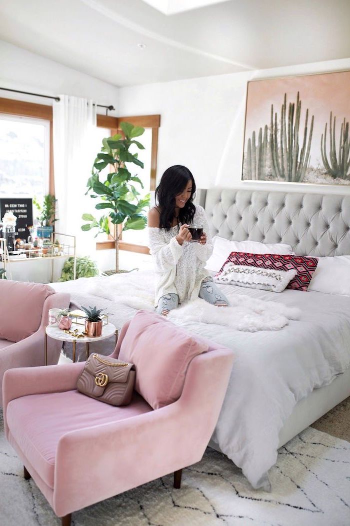 Armoire chambre adulte aménager la chambre a coucher cool idée à réaliser fauteuil rose tete de lit capitonné