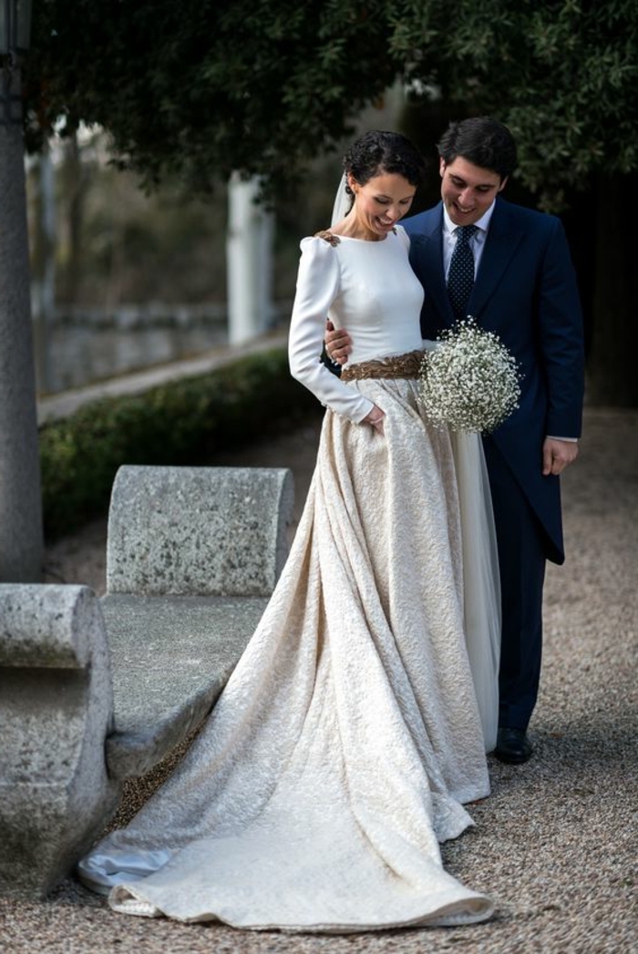 Romantique robe de mariée magnifique boutique de robe de mariée simple et elegante magnifique idée blouse avec manche et maxi jupe 