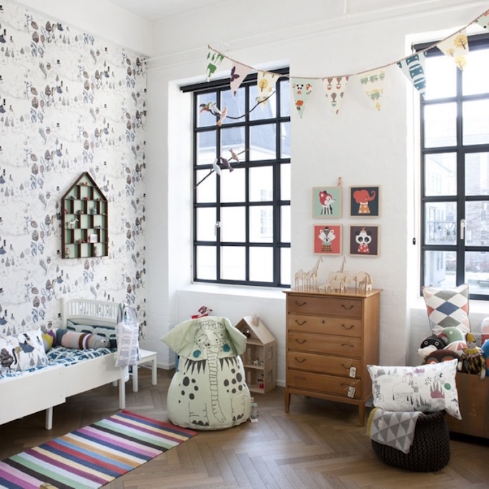 chambre blanche style suedois avec lit bébé et meubles en bois ecolo