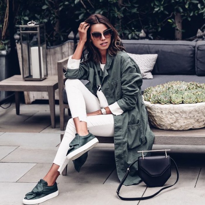 Tenue avec basket femme scratch ou fil choisir un basket moderne femme style swag jean blanc basket noeud sans fil chouette tenue moderne avec pantalon blanc blouson blanc et pardessus vert comme les baskets 