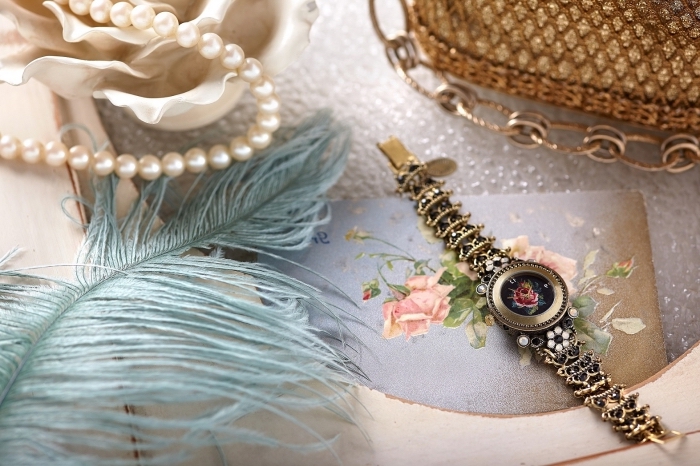 modèle de collier en perles blanches et montre vintage, idée cadeau maman en forme de bijoux et accessoires tendance vintage fashion