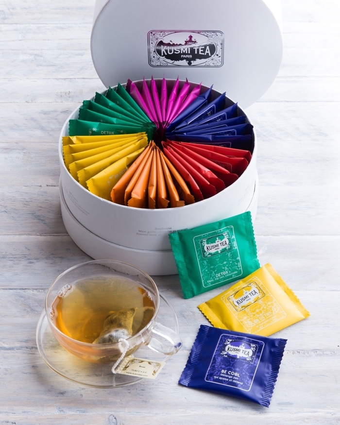 fantastique idée cadeau femme 60 ans en forme de boîte blanche remplie de packs de thé en différentes couleurs