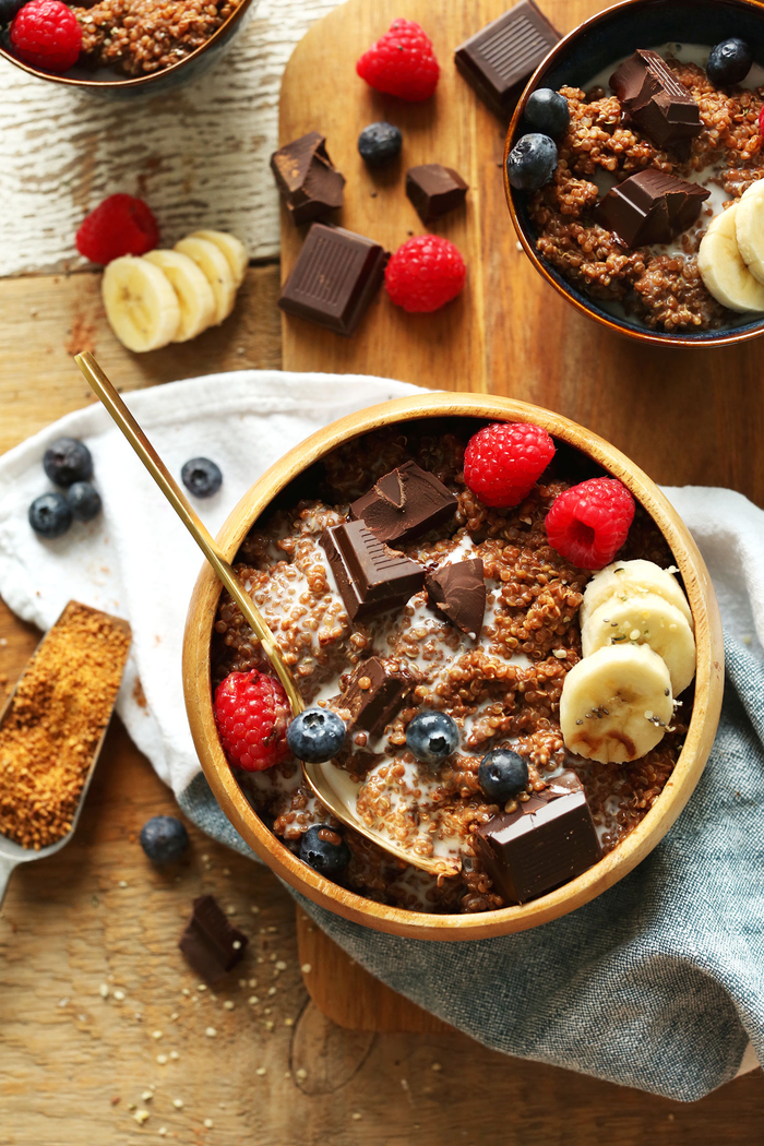 idée petit déjeuner équilibré et gourmand, recette de porridge réconfortant aux graines de chia, chocolat noir, fruits rouges et banane