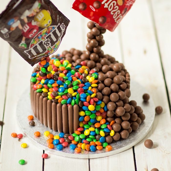 Gâteau avec genoise au chocolat recette de gateau d'anniversaire chouette idée décoration avec bonbons