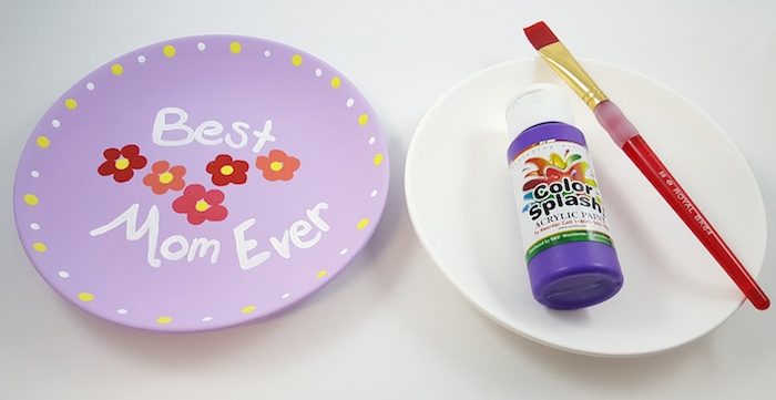 idée de bricolage fête des mères maternelle avec une assiette blanche customisée de peinture violette, fleurs colorés et les mots meilleur maman au monde