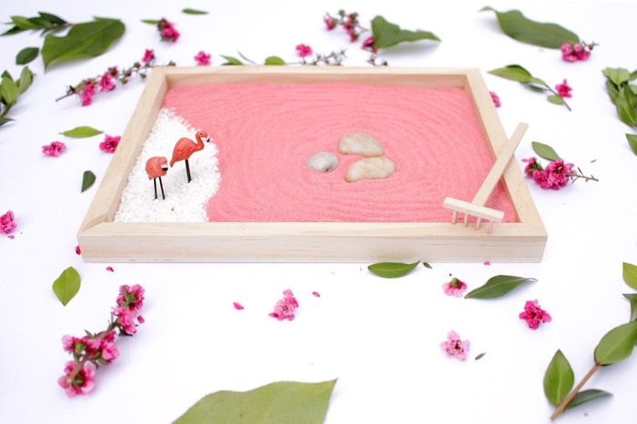 un jardin zen miniature avec un lit de sable rose, un mini rateau et des figurines flamants roses, idee cadeau fete des meres à faire soi-même