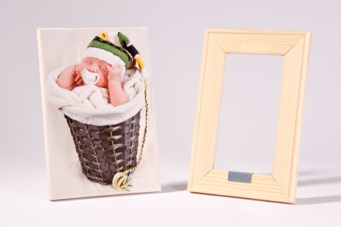 décoration mignonne avec une photo de bébé sur toile à mettre dans un cadre de photo de bois clair